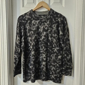 LINE ANIMAL PRINT SWEATER